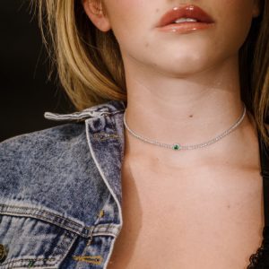 צ'וקר טניס מכסף משובץ בזירקונים עם אלמנט עגול בצבע ירוק