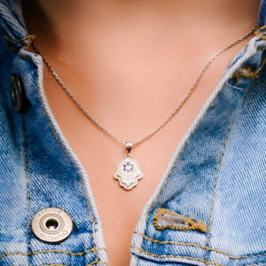 שרשרת חמסה מכסף משובצת זירקונים כחולים ולבנים