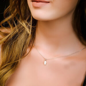 שרשרת חמסה קטנה מכסף משובצת בזירקונים