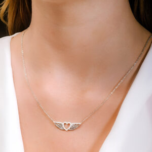 שרשרת כנפיים עם לב מכסף משובצת זירקונים