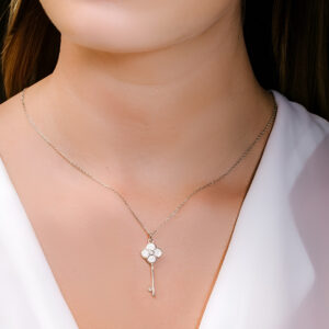 שרשרת מפתח אלגנטי מכסף משובץ בזירקונים