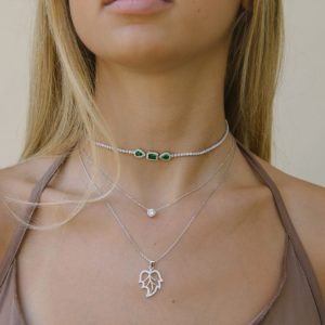 צ'וקר טניס מכסף משובץ בזירקונים אלמנט טיפות וריבוע ירוקים