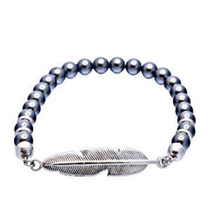 צמיד חרוזים נמתח עם אלמנט נוצה גדולה