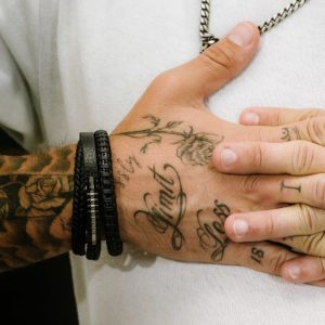 צמיד שחור עם אלמנט לגבר