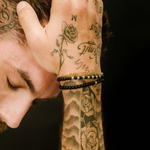 צמיד 3 שכבות חרוזי המטייט שחורים וזהב גמיש כפול