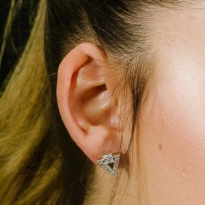 עגילי כסף משולש עם זרקן מרכזי