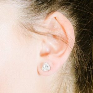 עגילי כסף לב עם זרקן מרכזי