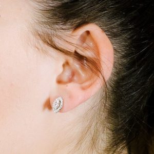 עגילי כסף קינדר עם זרקן מרכזי מסגרת משובצת