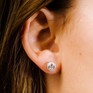 עגילים עגולים עם זרקן מרכזי מסגרת משובצת