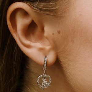 עגילים מכסף עם אלמנט לב חצוי נופל מעוטרים זירקונים