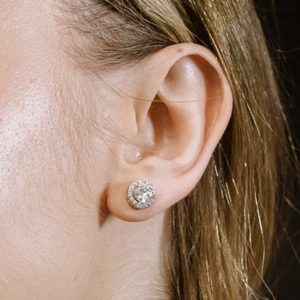 עגילים עגולים עם זרקן מרכזי עגול מסגרת משובצת