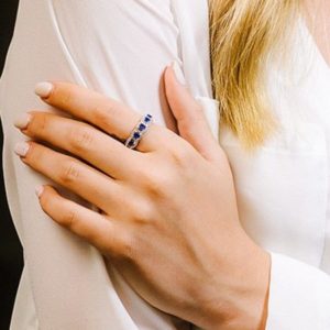 טבעת אלמנט משובצת זירקונים כחולים