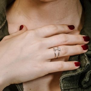 טבעת שכבה כפולה אלמנט משולש משובץ זירקונים