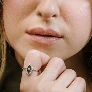 טבעת כסף עין משובצת זירקונים