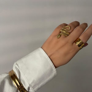 צמיד מינימליסטי קשיח בצבע זהב וכסף